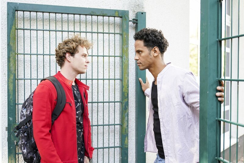 Steve (Stephen Appleton) lässt sich auf einen Deal mit Kevin (Tobias Schäfer, l.) ein. – Bild: RTL /​ Dennis Hundt