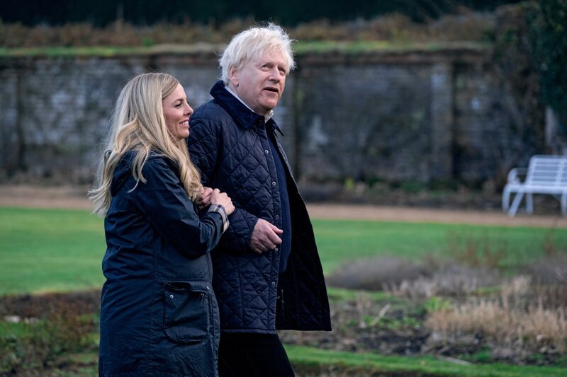 Carrie (OPHELIA LOVIBOND) and Prime Minister Boris Johnson (KENNETH BRANAGH) – Bild: Sky UK Ltd