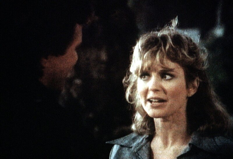 Amy (Tannis Montgomery, r.) erinnert MacGyver (Richard Dean Anderson, l.) an alte Zeiten. – Bild: Kabel Eins Classics