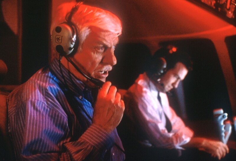 Mark (Dick Van Dyke, l.) und der Pilot Martin (Maury Sterling, r.), der jedoch nur Erfahrung mit kleinen Maschinen hat, versuchen, den Jumbo zu landen … – Bild: ProSieben Media AG