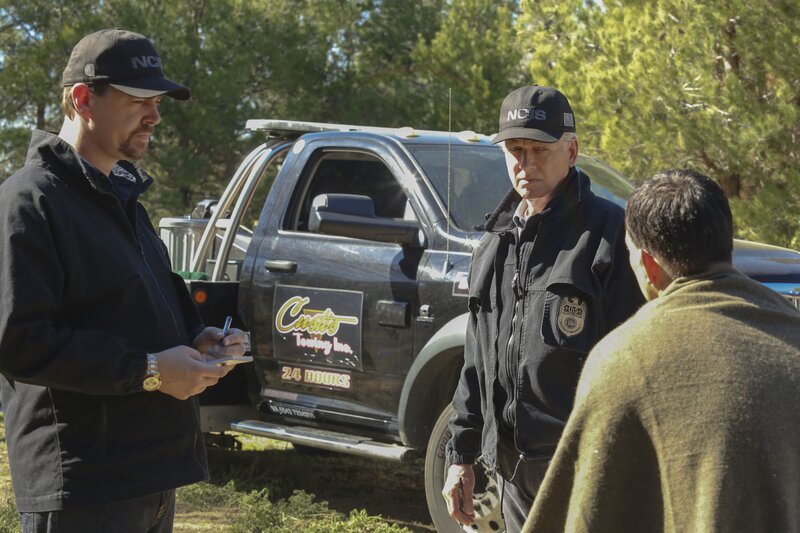 L-R: McGee (Sean Murray) und Gibbs (Mark Harmon) – Bild: CBS Broadcasting, Inc.