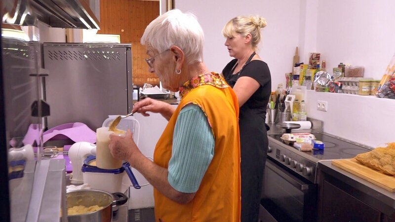Franzi (re.), die Wirtin eines Vereinsheimes der Kleingartenanlage, möchte einen neuen Kuchen ausprobieren. Dabei soll ihr die Kuchen-Queen Ingrid tatkräftig zur Seite stehen. – Bild: RTLZWEI