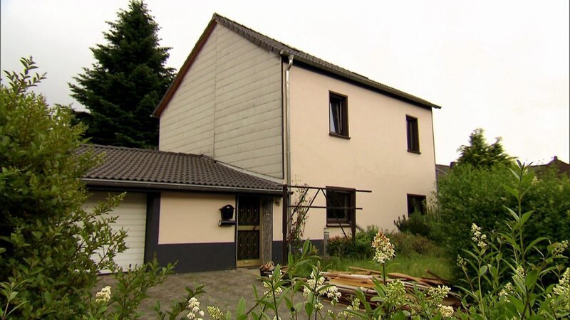 Sabine und Michael haben eine schöne Wohnung. Es gibt nur einen Haken: Sie liegt im dritten Stock und ihre hüftkranke Hündin Wilma schafft die Treppenstufen nicht mehr. Sie kaufen ein Haus, das von Grund auf saniert werden muss. – Bild: RTL Zwei