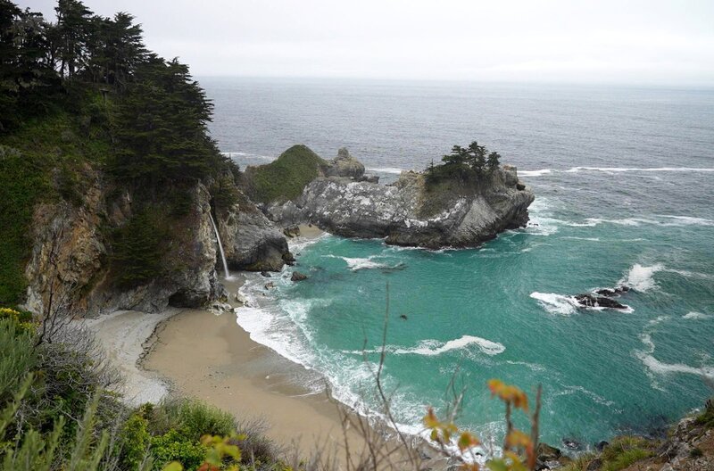 1944 ließ sich Henry Miller in Big Sur nieder: In Carmel-by-the-Sea, einem kleinen Bergdorf ohne jeden modernen Komfort, brachte Miller seine Verachtung für die materialistische US-Gesellschaft zu Papier. – Bild: Elephant Doc