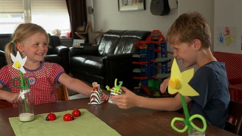 Marie und Moritz zeigen, wie sie nach dem Frühstück den Müll trennen und was man damit vielleicht noch machen könnte. – Bild: WDR/​Die Sendung mit dem Elefanten/​ KiKA