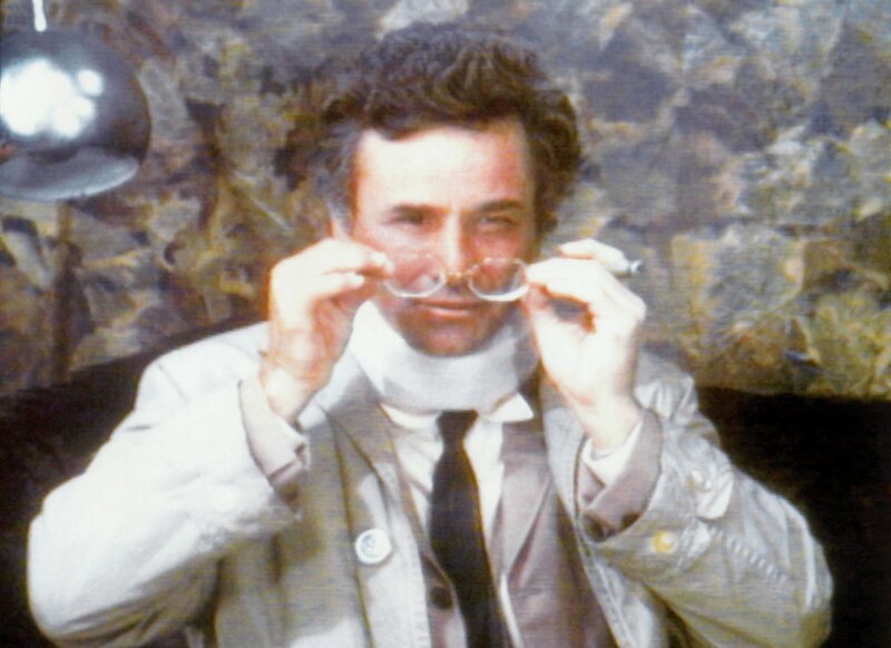 Lt. Columbo (Peter Falk) untersucht den Mord an dem Manager des Fernsehsenders CNC Mark MacAndrews. Columbo ist körperlich durch eine Halskrause geschwächt, was ihn aber nicht abhält, den Mörder zu suchen. – Bild: RTLup