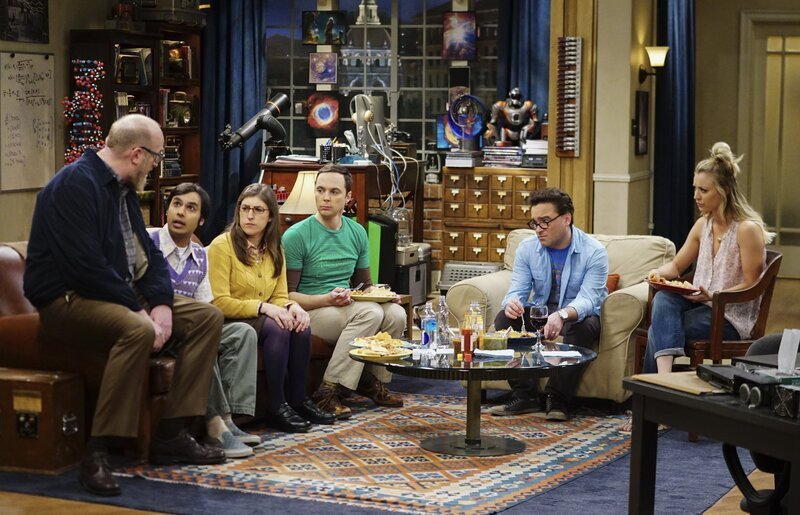 „The Big Bang Theory“, „Die retrospektive Retrospektive.“ Bert ist stolz auf seine Freundin, und will sie sofort allen vorstellen. Rebecca ist sehr hübsch! Die Freunde befürchten allerdings, dass Rebecca vielleicht nur hinter Berts Geld her ist. Außerdem hat Bernadette schwer damit zu kämpfen, als sie Halley in der Kindertagesstätte abgeben muss. Aber auch Howard und Stuart fällt die Trennung schwer. Kurzerhand nehmen sie Halley einfach wieder mit. Im Bild (v.li.): Brian Posehn (Bert), Kunal Nayyar (Rajesh Koothrappali), Mayim Bialik (Amy Farrah Fowler), Jim Parsons (Sheldon Cooper), Johnny Galecki (Leonard Hofstadter), Kaley Cuoco (Penny). – Bild: HBOH