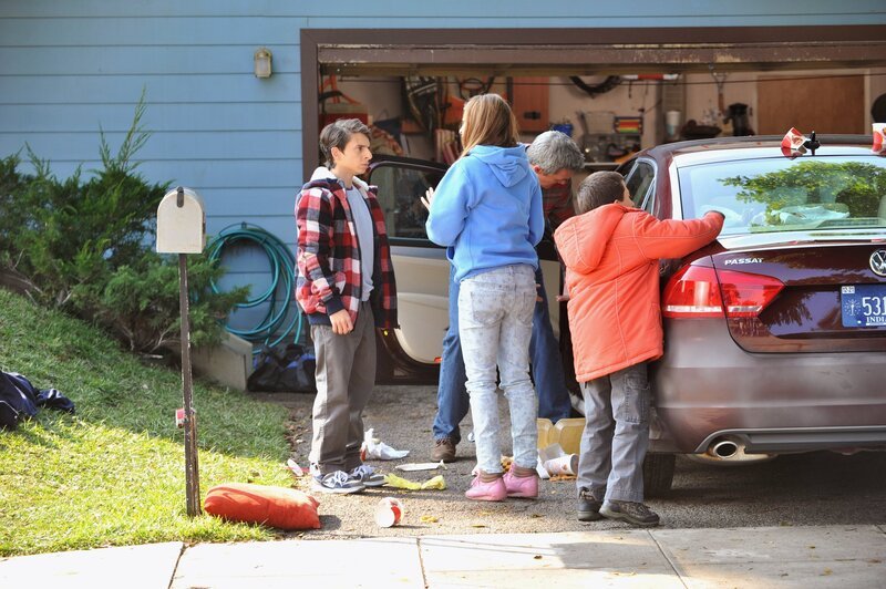 Während Sue (Eden Sher, 2.v.l.), Mike (Neil Flynn, 2.v.r.) und Brick (Atticus Shaffer, r.) sich bemühen, das Auto ihrer Nachbarn wieder in den ursprünglichen Zustand zu versetzen, nachdem jeder von ihnen dieses unerlaubt genutzt hat, taucht Matt (Moises Arias, l.) auf und will Sue etwas mitteilen … – Bild: Warner Brothers