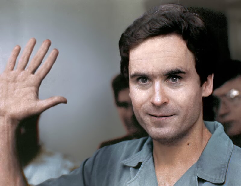 (Original Caption) Chi Omega murder suspect Theodore Bundy walks forward and waves to TV camera as his indictment for the January murders of FSU coeds Lisa Levy und Margaret Bowman ist read at the Leon County Jail. Bundy wanted to make a statement to the press but was told a court order forbidding him to speak to the newsmen was still in effect. – Bild: Getty Images
