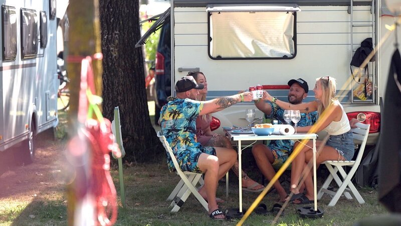 Der Urlaub von Sascha, Dennis und ihren Freundinnen neigt sich dem Ende. Die Männer bereiten zum Abschluss ein besonderes Frühstück zu – Bild: RTL Zwei