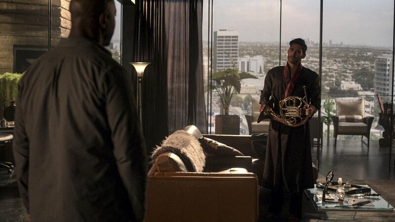 (v.l.)   Amenadiel (D.B. Woodside) und Lucifer (Tom Ellis) – Bild: RTL /​ 2021 WBEI