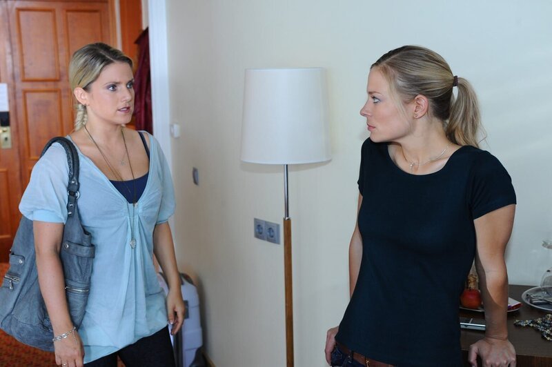 Wird Anna (Jeanette Biedermann, l.) Tom über Fannis (Eveline Suter, r.) Beziehung zu einem anderen Mann in Kenntnis setzen? – Bild: SAT.1