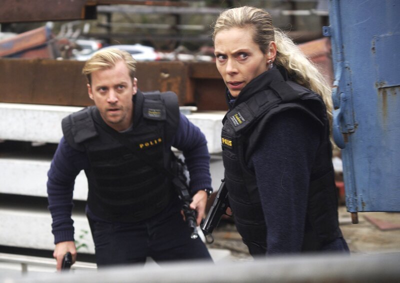 Maria (Eva Röse) und ihr jüngerer Kollege Sebastian (Erik Johansson) verfolgen einen Mörder. – Bild: ARD Degeto/​Eyeworks Film/​Calle Persson
