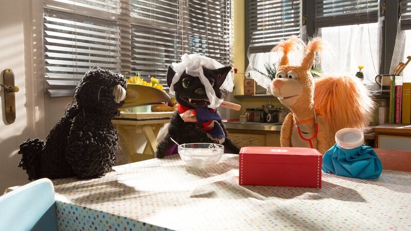 Rudi (Lennart Morgenstern) und Ella (Anna Menzel) sorgen sich um die vermeintliche Vampi. Sie ist verletzt und spricht nun auch ganz komisch. – Bild: ZDF