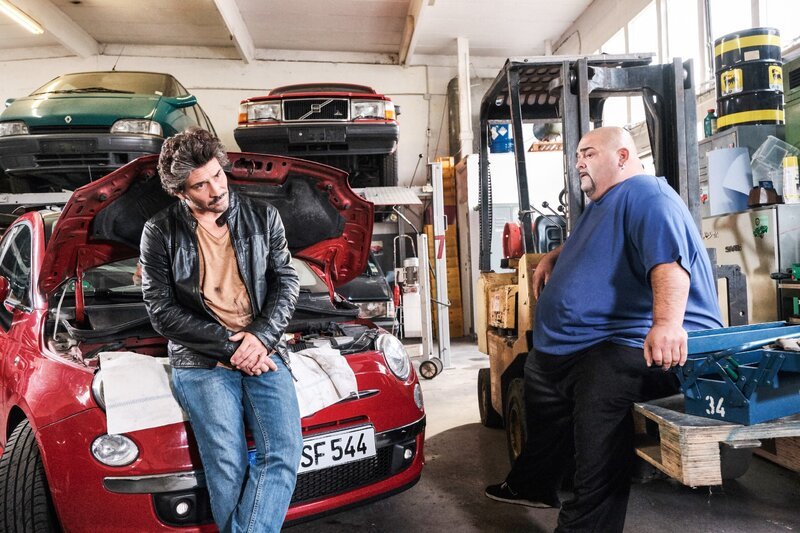 Manuel (Daniel Sellier, l.) will Kai auf keinen Fall erneut enttäuschen. Itchy (Hakan Orbeyi) ermutigt ihn. – Bild: RTL