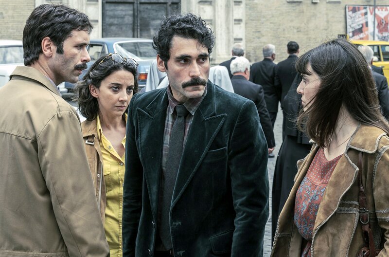Das ganze Land hofft auf Aldo Moros Freilassung, aber Mario Moretti (Davide Mancini, Mi.), der Anführer der Brigadisten, bleibt stur. Valerio Morucci (Gabriel Montesi, li.) und Adriana Faranda (Daniela Marra, re.) versuchen vergeblich, ihn umzustimmen. – Bild: Anna Camerlingo