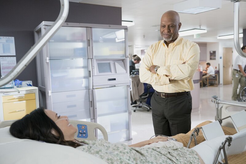 Im Krankenhaus trifft Miranda auf die abenteuerlustige Morgan (Amy Landecker, l.), während sich Richard (James Pickens Jr., r.) Sorgen um seine alte Freundin Miranda macht … – Bild: 2017 American Broadcasting Companies, Inc. All rights reserved. /​ Mitch Haaseth