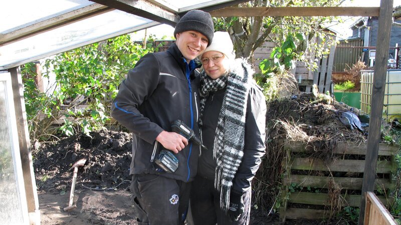 Tim (24) und Elisa (20) wollen ein Gewächshaus bauen.. – Bild: RTLZWEI