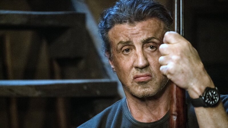 John Rambo (Sylvester Stallone) hat viele große Schlachten in seinem Leben geschlagen – nun soll endlich Schluss sein. Zurückgezogen lebt der Kriegsveteran inzwischen auf einer abgelegenen Farm in Arizona. Doch der einstige Elitekämpfer kommt nicht zur Ruhe.; John Rambo (Sylvester Stallone) hat viele große Schlachten in seinem Leben geschlagen – nun soll endlich Schluss sein. Zurückgezogen lebt der Kriegsveteran inzwischen auf einer abgelegenen Farm in Arizona. Doch der einstige Elitekämpfer kommt nicht zur Ruhe.  – Bild: RTLZWEI /​ Yana Blajeva