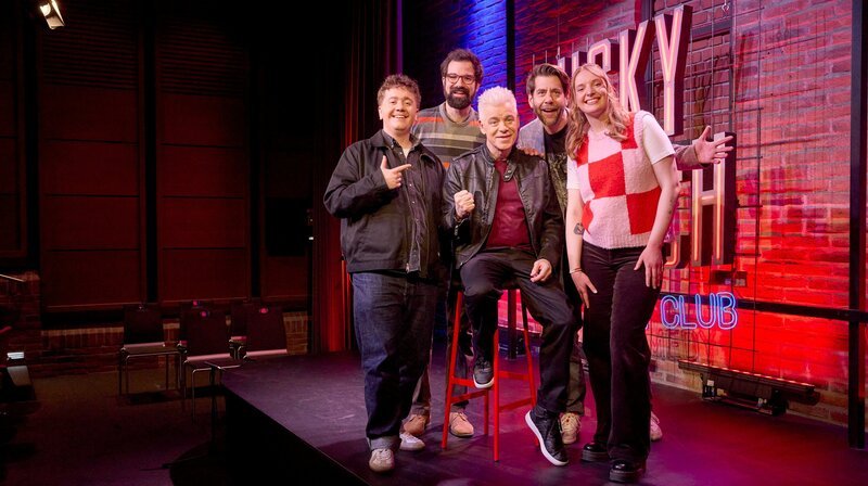 Von links: Simon Mann, Daniel Jara, Michael Mittermeier, Claus von Wagner und Sandra Felsner. Weiteres Bildmaterial finden Sie unter www.br-foto.de. – Bild: BR/​yo man! media productions GmbH/​Martina Bogdahn