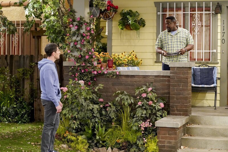 Dave Johnson (Max Greenfield, l.); Calvin Butler (Cedric the Entertainer, r.) – Bild: CBS Broadcasting Inc. /​ Monty Brinton