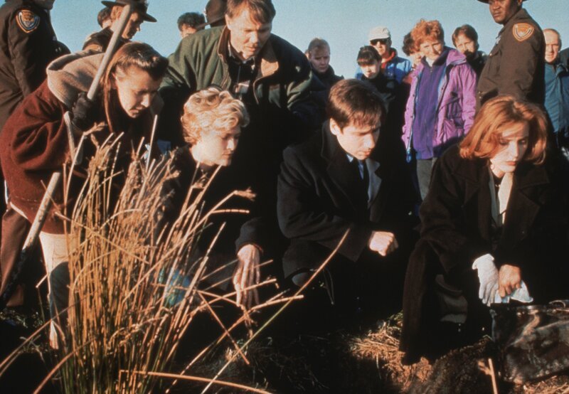 (v.l.n.r.)  Det. Angela White (Dana Wheeler-Nicholson);  Fox Mulder (David Duchovny); Dana Scully (Gillian Anderson) – Bild: OPTN