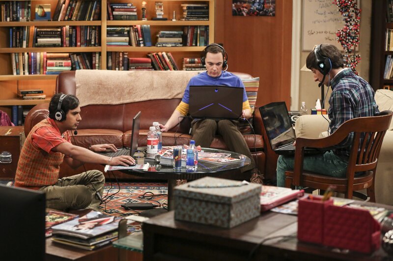 „The Big Bang Theory“, „Der Stelzen-Traum.“ Als Sheldon beim Online-Game verliert, stürzt ihn das in eine schwere Sinnkrise. Er will sich nun neue Herausforderungen suchen. Inzwischen trifft Penny überraschend auf ihren Ex-Freund Zack. Dieser ist frisch verlobt. Außerdem bietet er Penny einen Job an. Da sie mit ihrer derzeitigen Arbeit unzufrieden ist, will sie sich das Angebot überlegen. Als Leonard davon erfährt, ist er entsetzt. Im Bild (v.l.i): Kunal Nayyar (Rajesh Koothrappali), Jim Parsons (Sheldon Cooper), Simon Helberg (Howard Wolowitz). – Bild: HBOH