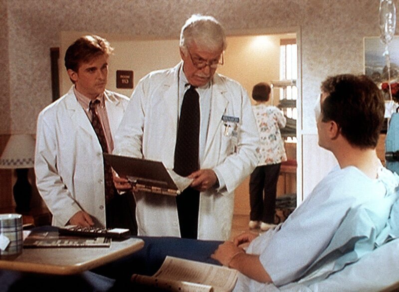 Jesse (Charlie Schlatter, l.) und Mark (Dick Van Dyke, M.) haben einige Laborergebnisse erhalten, die mit dem tatsächlichen Zustand des Patienten Dave (Todd Kimsey, r.) nur wenig zu tun haben. – Bild: Sat.1 Gold