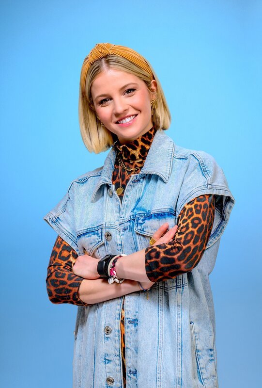 Stadt Wien und ORF präsentieren ESC-Programm und größtes Side-Event-Programm in der Geschichte des Song Contest – In knapp fünf Wochen wird Wien abermals zur größten Bühne Europas, wenn die Bundeshauptstadt zum mittlerweile dritten Mal den Eurovision Song Contest bei sich beheimatet. Einerseits ist mit der Wiener Stadthalle eine international etablierte Spitzenlocation Austragungsstätte der beiden Halbfinale und der Finalshow. Andererseits wird der Wiener Rathausplatz im Herzen der Stadt zum zentralen Schauplatz der ESC-Woche und ersten Treffpunkt für ESC-Fans aus Wien, Österreich und ganz Europa. Der Eurovision Song Contest ist noch viel mehr Programm im ORF, er ist ein Content-Feuerwerk aller Medien des ORF, er ist ein 360-Grad-Erlebnis auf allen Ebenen. Von den großen Prime-Time-Shows in ORF 1 bis tief hinein in den digitalen Kosmos. – Im Bild: Fanny Stapf moderiert die „Opening Ceremony“ am Sonntag, dem 10. Mai, um 17:00 Uhr, live in ORF 1.  Foto: ORF/​Hans Leitner. Veröffentlichung honorarfrei nur für redaktionelle Berichterstattung in Sendungszusammenhang und mit Copyrightangabe. Kontakt: foto@orf.at – Bild: ORF /​ Hans Leitner