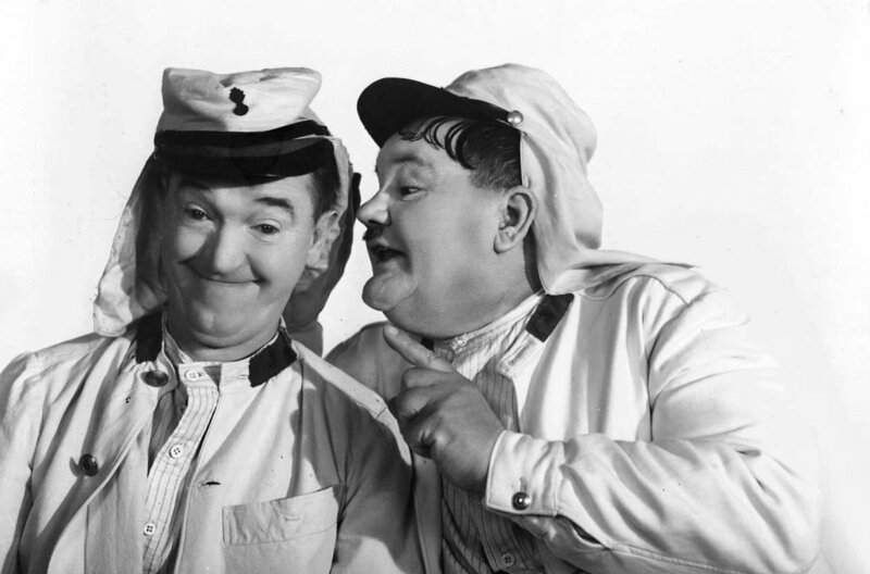 Gänzlich fehl am Platz: Als Soldaten bei der Fremdenlegion erweisen sich Stan (Stan Laurel, re.) und Ollie (Oliver Hardy, li.) als schrecklich tollpatschig. – Bild: Club Laurel et Hardy