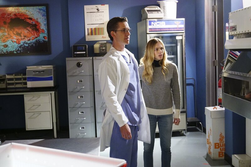 Palmer (Brian Dietzen, l.); Bishop (Emily Wickersham, r.) – Bild: CBS Broadcasting, Inc. /​ Monty Brinton