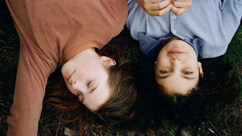 Lena (Maia Domagala) und Farah (Perla Atik) freunden sich an. – Bild: ZDF und MDR/​LOBOCITOfilm/​Julina Jung