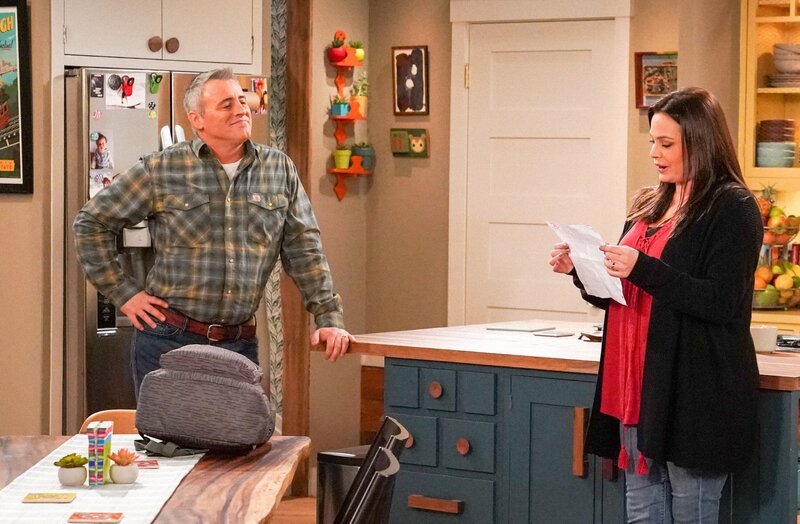 Adam Burns (Matt LeBlanc, l.); Andi Burns (Liza Snyder, r.) – Bild: CBS Broadcasting Inc. /​ Monty Brinton