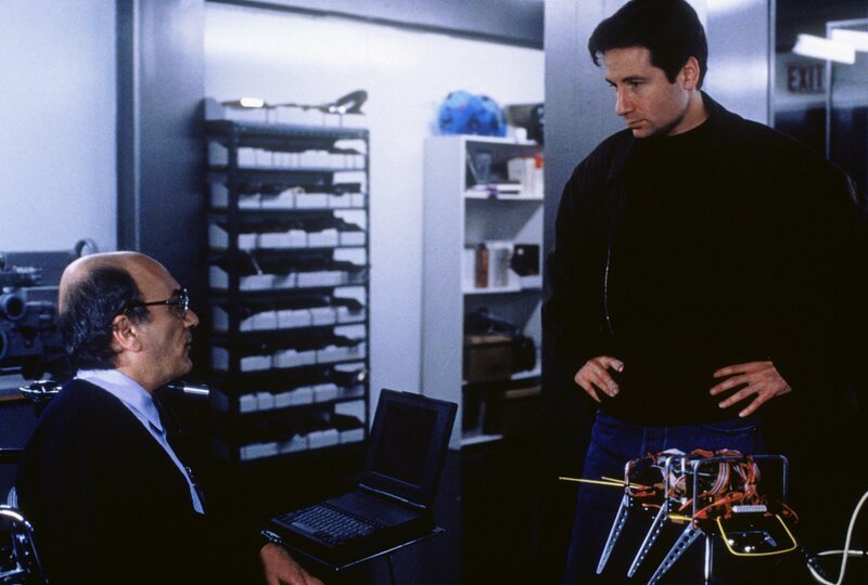 Dr. Jeff Eckerle (Raye Birk, l.); Fox Mulder (David Duchovny, r.) – Bild: 1995⁠–⁠1996 Twentieth Century Fox Film Corporation. All rights reserved. Lizenzbild frei