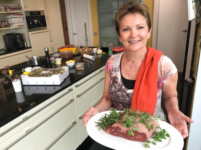 Gastgeberin Anna-Maria – Bild: TVNOW /​ ITV Studios
