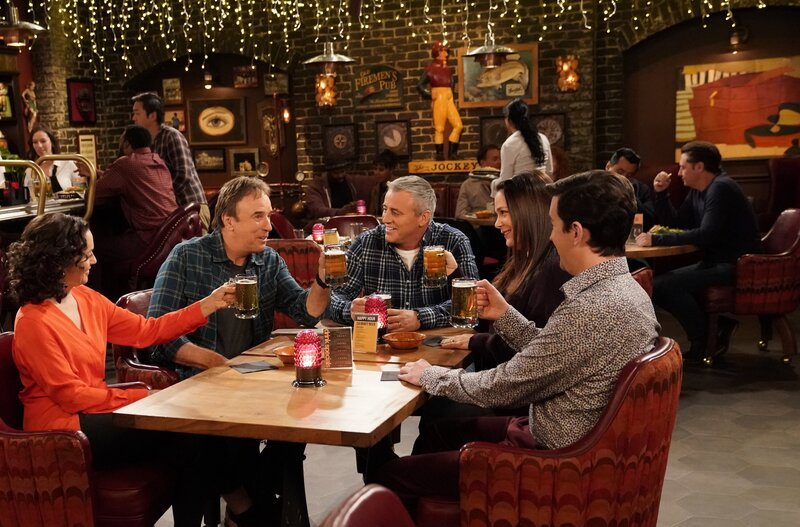 (v.l.n.r.) Marcy (Kali Rocha); Don Burns (Kevin Nealon); Adam Burns (Matt LeBlanc); Andi Burns (Liza Snyder); Lowell (Matt Cook) – Bild: CBS Broadcasting Inc. /​ Greg Gayne
