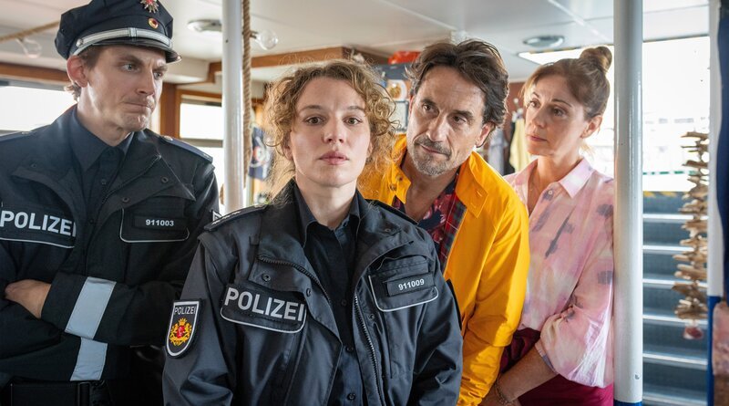 Tim alias „Lux“ (Oliver Mommsen, 2. v. re.) und Hannah (Ulrike C. Tscharre, re.) mischen sich in die Ermittlungen von Polizeihauptkommissarin Wiebke Tönnessen (Antonia Bill, 2. v. li.) und Malte (Joshua Seelenbinder, li.) ein. – Bild: ARD Degeto/​Boris Laewen