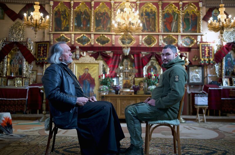 Zurück an die Front – mit dem Segen des Priesters: Soldat Vasya (re.) und Iwan (li.) – Bild: ZDF /​ Merlin Groeber