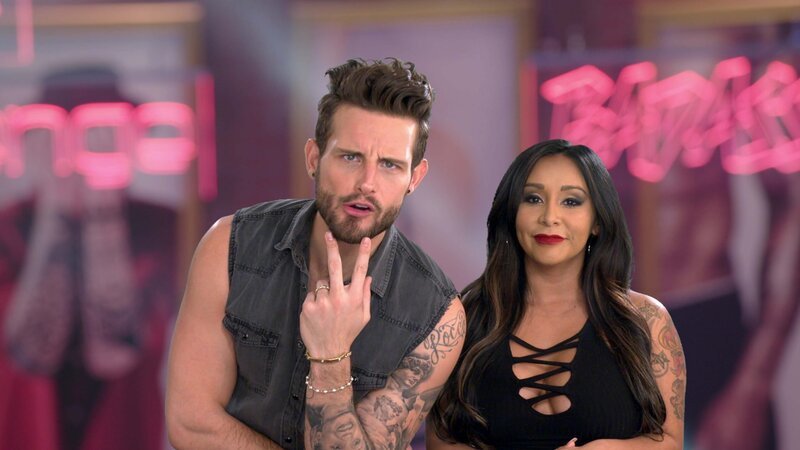 L-R: Nico Tortorella, Nicole Polizzi – Bild: ViacomCBS
