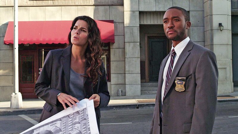 Auf den Bildern des Toten finden Jane Rizzoli (Angie Harmon) und Detective Frost (Lee Thompson) Hinweise zum Tathergang. – Bild: TVNOW/​ Warner Brothers Ent.