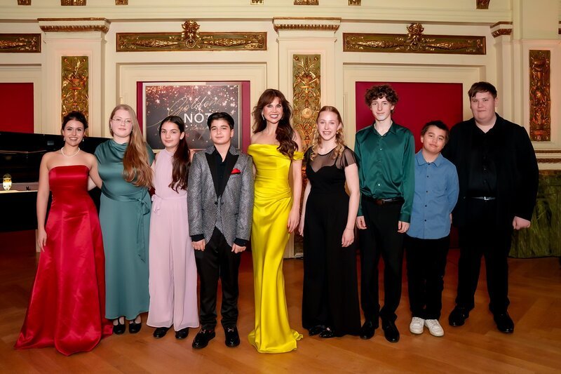 Idil Naz Alici, Julie Herber, Maria Bendel, Amadeus Jánoška, Leona König, Linda Gittmaier, Adam Benold, Lukas Maierhofer, Nico Haidenhofer. – Bild: ORF/​Roman Zach-Kiesling