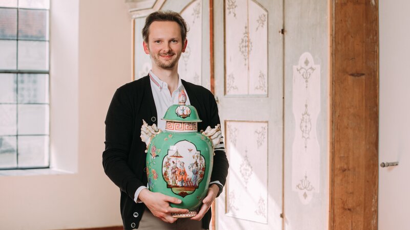 Die Prunkvase wurde günstig im Internet erworben. – Bild: Vera Johannsen /​ BR