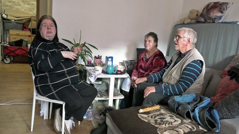 Pamela ist zurück. Lange hat sie sich zurückgezogen, doch jetzt hat sie wieder Energie und auch neue Freunde, die ihr aus der Krise geholfen haben. Die drei schmieden sogar Zukunftspläne. – Bild: RTLZWEI