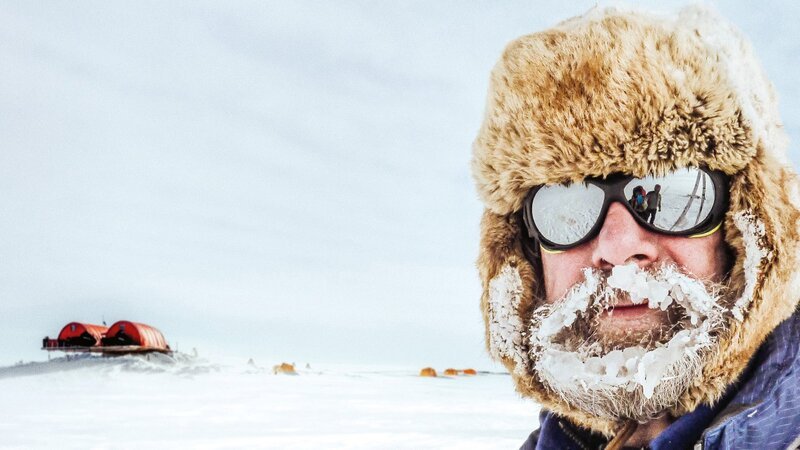 Konrad Steffen vor den roten Haupt-Zelten des „Swiss Camp“ – Bild: SRF