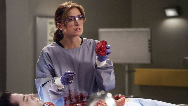 Dr. Maura Isles (Sasha Alexander) erlebt bei der Untersuchung von James Stern (Jarred Kjack) eine böse Überraschung: Er wurde bereits ermordet und die Tat hat eindeutig die Handschrift eines inhaftierten Serienkillers. – Bild: MG RTL D /​ VP