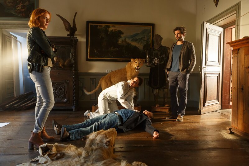 L-R: Elena Lange (Annika Ernst); Kirsten Maybach (Haley Louise Jones); Stefan Tremmel (Rolf Kanies); Felix „Einstein“ Winderberg (Tom Beck) – Bild: SAT.1 /​ Kai Schulz