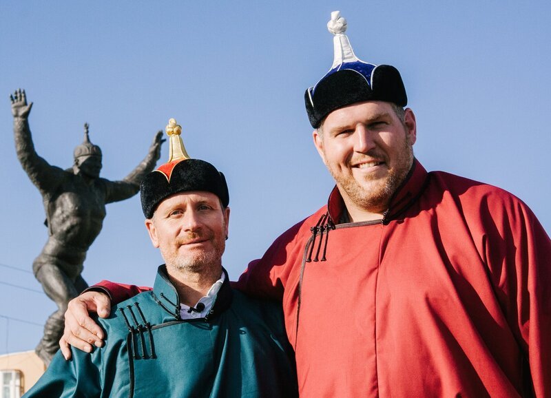 Chrigu und Sepp in Ulaangom, Mongolei (Szene aus ‚Chrigu und Sepp – Zwei Fäuste und ein Halleluja‘, Folge 3). – Bild: Media Relations SRF