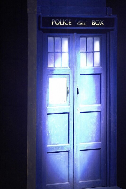 Die Zeitmaschine TARDIS, die von außen aussieht wie eine englische Telefonzelle, ist im Inneren ein wahres Platzwunder. Doctor Who reist mit ihr durch Zeit und Raum, wo er aufregende Abenteuer erlebt … – Bild: Tele 5
