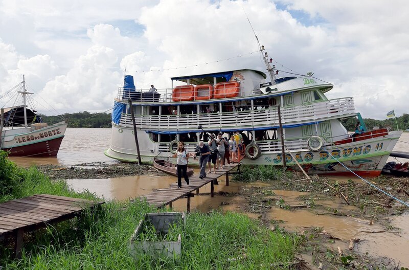 Um den Menschen am Amazonas den Zugang zu staatlichen Dienstleistungen zu ermöglichen, mietet die brasilianische Justizbehörde die „João Bruno II“ alle zwei Monate als schwimmendes Gericht an. – Bild: MedienKontor/​Manuel Fenn