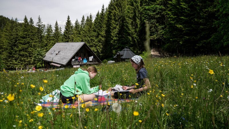 Keine Noten, dafür Frischluft und Projektarbeit. So geht Lernen auf der Alm. – Bild: Josef Bayer /​ BR